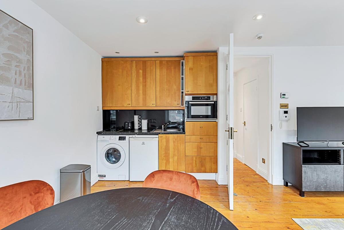 One-Bedroom Abode With A Balcony In Central London Eksteriør billede